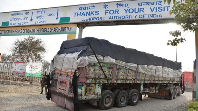 सामान ले जाता हुआ एक ट्रक