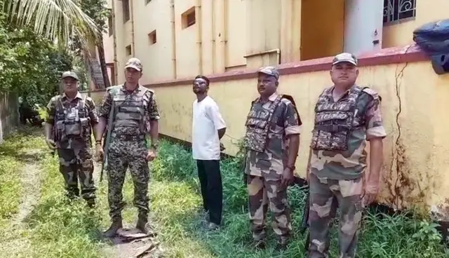 सोमवार को हावड़ा में 'नेशनलिस्ट सिटिज़न्स पार्टी ऑफ़ इंडिया' के दफ़्तर के बाहर सुरक्षाकर्मी तैनात किए गए