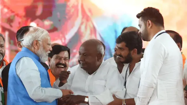 प्रज्वल, एचडी देवगौड़ा और पीएम मोदी. ये तस्वीर हालिया चुनावी रैली की है.