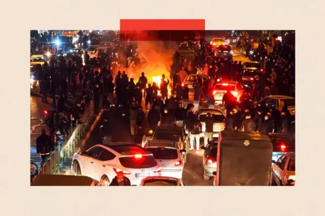 इरानमा हालै भएका प्रदर्शनका क्रममा सडकमा जम्मा भएका मानिसहरू र मोटरगाडीहरू 