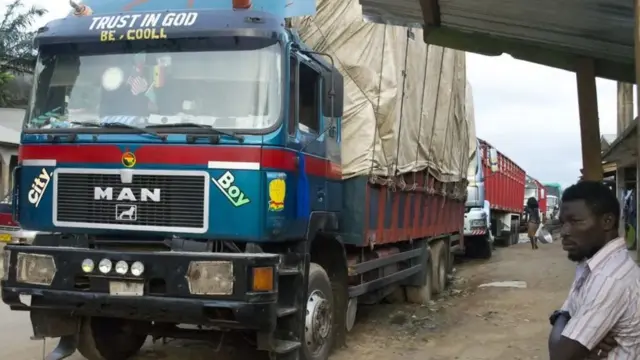 Nnukwu ụgbọala na-ebu ngwa ahịa