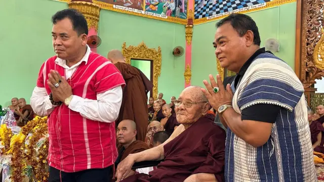 BGF ခေါင်းဆောင် ဗိုလ်မှူးကြီး စောချစ်သူနဲ့ ကရင်ခေါင်းဆောင်တစ်ဦး မဲဆမိတ် ဆရာတော်တို့ကို မြင်တွေ့ရတာဖြစ်ပါတယ်။