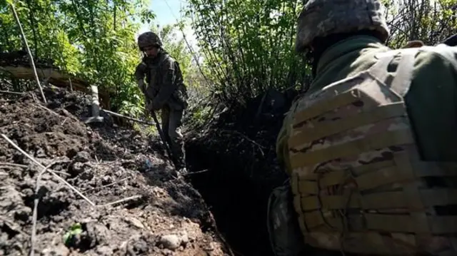 Wanajeshi wa Ukraine wanatafuta kujificha nyuma ya vichaka viungani mwa mji wa Bakhmut