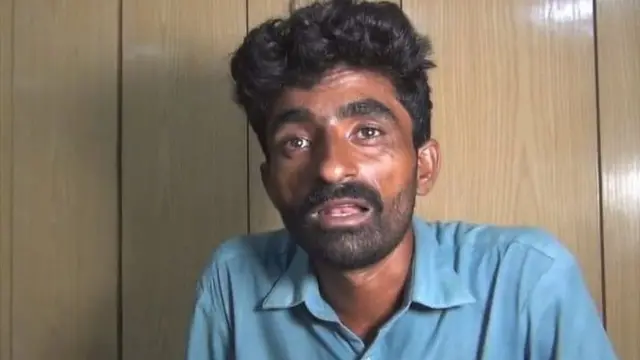 Le père de Shazia parle aux journalistes.