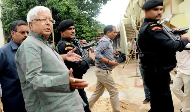 পশুখাদ্য কেলেঙ্কারি মামলায় আদালতে হাজিরা দিয়ে বের হচ্ছেন লালু প্রসাদ ইয়াদভ - ২০১৭ সালের ছবি