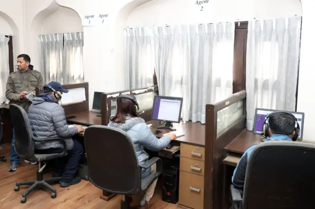 निर्वाचन आयोगको कल सेन्टरमा काम गर्दै कर्मचारीहरू