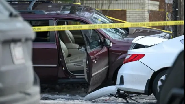 موتر سرخ رنگ رنه نیکول گود که روز چهارشنبه به ضرب گلوله کشته شد با موترهای کنار جاده برخورد کرد. 