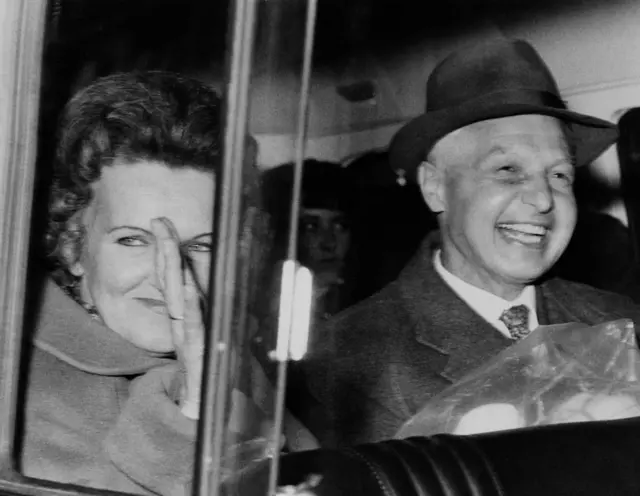 Чорно-біле фото Крогерів крізь вікно автомобіля