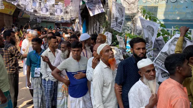 ভোটাররা লাইনে দাঁড়িয়ে আছেন