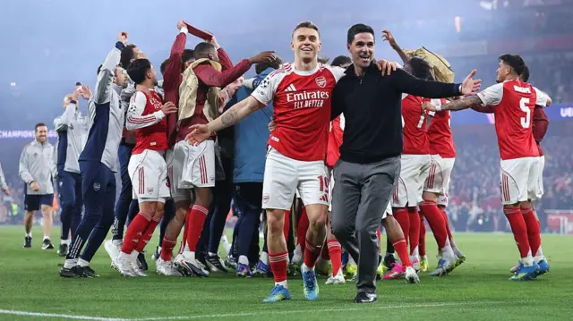 Aworan Awọn agbabọọlu Arsenal pẹlu Akọnimọọgba wọn, Mikel Arteta nibi ti wọn ti n dunnu lẹyin ti wọn bori Athletico Madrid lati tẹ siwaju si ipele aṣekagba UEFA Champons league