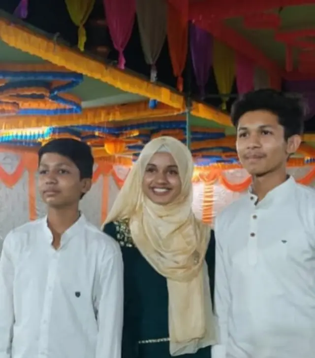 अपने बच्चों के साथ राहत