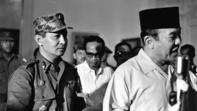 Presiden Sukarno (kanan) didampingi Mayjen Suharto (kiri) pada 11 Maret 1966, setelah pembunuhan 30 September 1965 terhadap enam jenderal.
