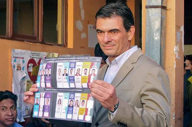El candidato Rodrigo Paz muestra a la prensa la boleta de candidatos para la elección de Bolivia