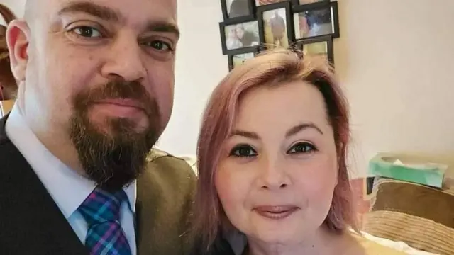 لورا مارستون و یک نفر دیگر