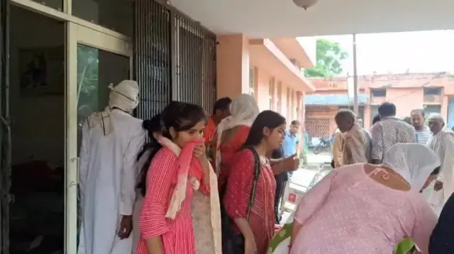 শব-গৃহের বাইরে আত্মীয়দের খোঁজে 