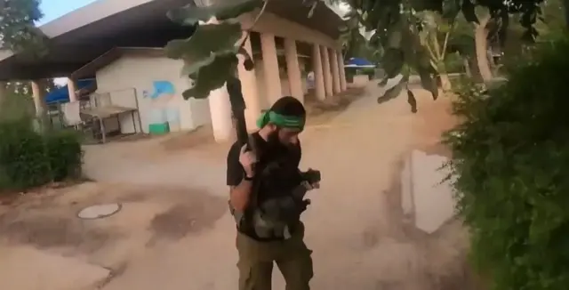 இஸ்ரேலில் நுழைந்து சரமாரியாக துப்பாக்கிச் சூடு நடத்திய ஹமாஸ் 