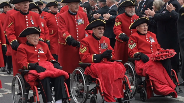 Ветерани беруть участь у параді з нагоди Дня пам’яті в центральному Лондоні