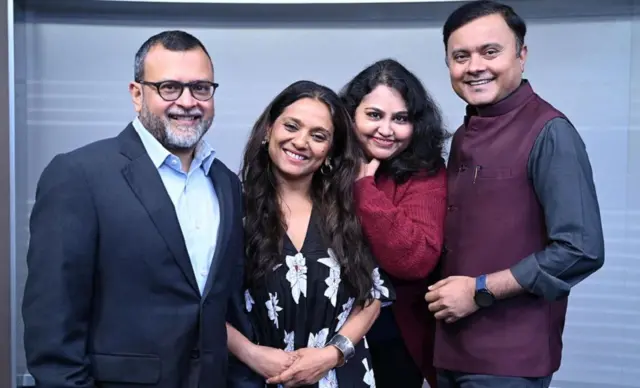 कलेक्टिव न्यूज़रूम में रूपा झा, सीईओ (बाएं से दूसरी) के साथ उनके साथी डायरेक्टर मुकेश शर्मा (सबसे दाएं), संजॉय मजूमदार (सबसे बाएं) और सारा हसन (दाएं से दूसरी) शामिल हैं.