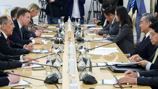 Дүйшөмбүдө Сергей Лавров менен Ваң Йи Украинадагы согуш боюнча сүйлөшүүлөрдү өткөрүштү. 