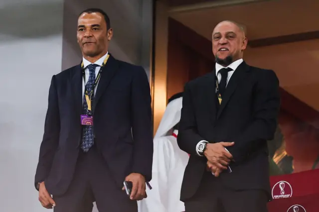 Стадиондо бразилиялык экс-футболчулар Кафу жана Роберто Карлос да болду.