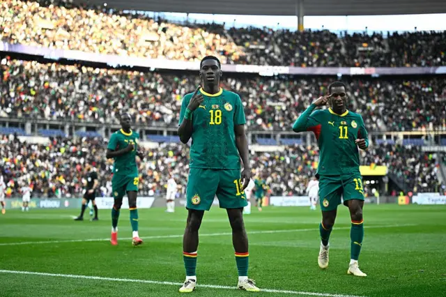 L'attaquant sénégalais n°18 Ismaila Sarr célèbre le deuxième but de son équipe lors du match amical international de football entre le Sénégal et le Pérou au Stade de France à Saint-Denis, Paris, le 28 mars 2026.