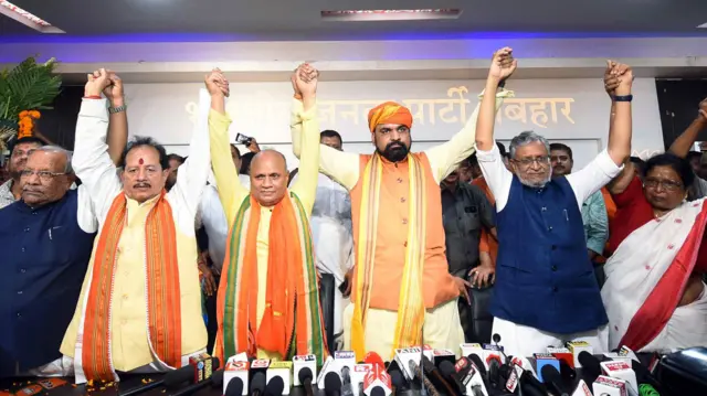 बीजेपी नेताओं के साथ सुशील मोदी