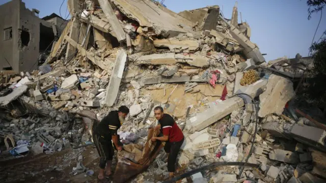 انتشال جثة من بين حطام أحد مباني غزة