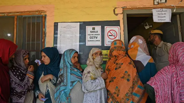 एक मतदान केंद्र पर मतदाताओं की भीड़ 