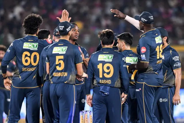 11 போட்டிகளில் 14 புள்ளிகள் பெற்று புள்ளிப் பட்டியலில் 2வது இடத்துக்கு முன்னேறியிருக்கிறது குஜராத் டைட்டன்ஸ்