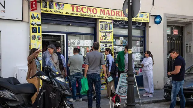 Madrid'de yedek pil satan yerlerde kuyruklar oluştu.