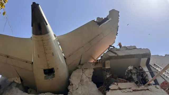 قطعه هواپیما در یک ساختمان