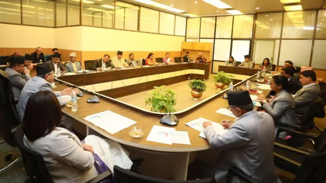 छलफल गर्दै सभामुख देवराज घिमिरे