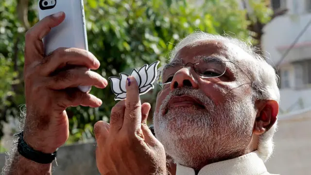 2014 में आम चुनाव के सातवें चरण में मतदान करने के बाद बीजेपी के प्रधानमंत्री उम्मीदवार नरेंद्र मोदी, पार्टी की सोशल मीडिया रणनीति को उसकी जीत का एक प्रमुख कारण माना जाता है
