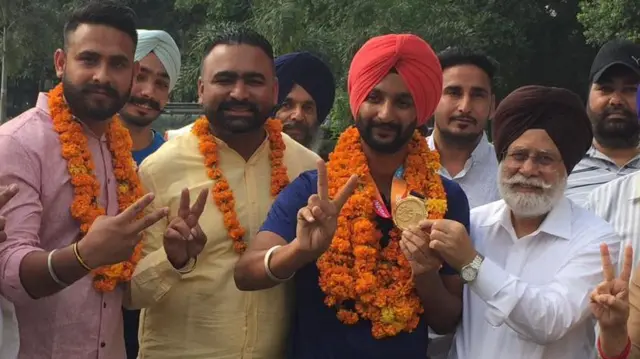 ਹਰਵਿੰਦਰ ਆਪਣੇ ਕੋਚ ਜੀਵਨਜੋਤ ਸਿੰਘ ਤੇਜਾ (ਖੱਬਿਓਂ ਦੂਜੇ) ਦੇ ਨਾਲ