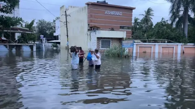 पुराच्या पाण्याने वेढलेलं वडोदरा शहर 