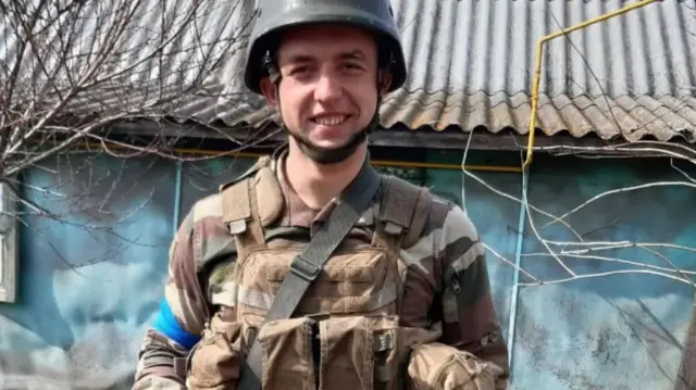 Vitalii portant sa tenue militaire.