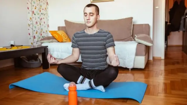 ዮጋ የሚሰራ ሰው