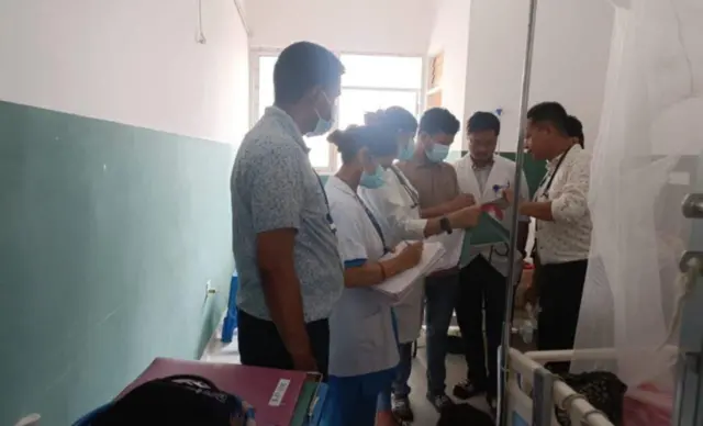 पर्वतको एउटा अस्पतालमा डेङ्गीका बिरामीको उपचारमा सल्लाह गर्दै चिकित्सकरूको टोली