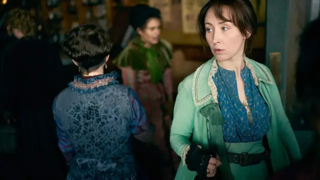 Ерін Доерті грає Мері Карр, першу лідерку "Сорока слонів"