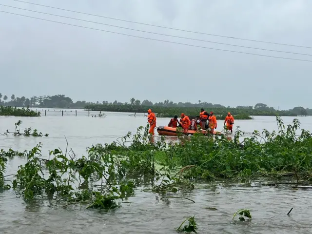 வெள்ளத்தில் சிக்கிய மக்கள்