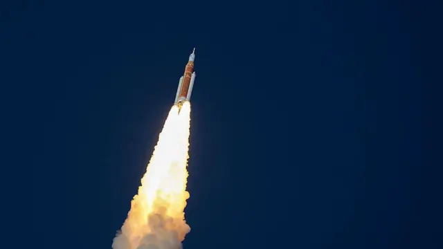 Ракета «Артемида-2» системы Space Launch System НАСА с космическим кораблем Orion на борту взлетает с стартового комплекса 39B в Космическом центре имени Кеннеди 1 апреля 2026 года в Кейп-Канаверал, штат Флорида.