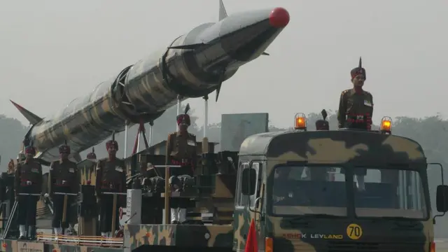 Míssil Agni montado em um caminhão militar