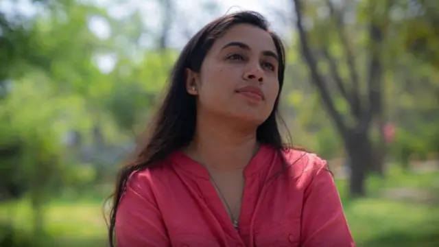 Erum adalah seorang staf di sekolah di Agra