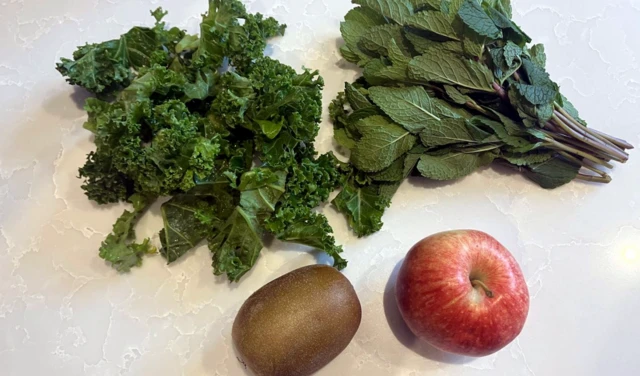 Foto de Hugh Pym com kiwi, maçã, couve e folhas de hortelã