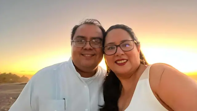 Louis Benavides y Ruth López al atardecer, El Salvador, el 12 de febrero de 2022. 