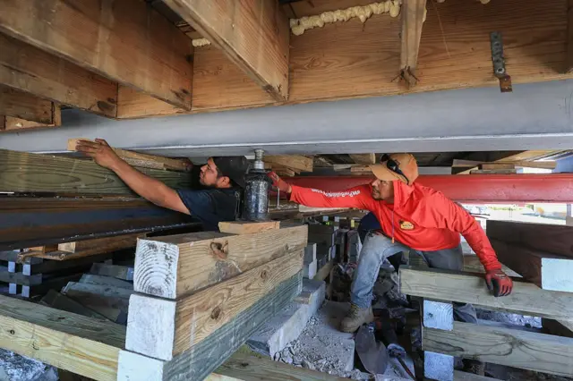 ਵਿਦੇਸ਼ 'ਚ ਜੈੱਕਾਂ ਨਾਲ ਘਰ ਨੂੰ ਉਠਾਉਂਦੇ ਹੋਏ 