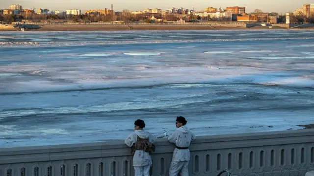 Soldados do Exército de Libertação Popular da China montam guarda às margens do rio Amur, em Heihe, na província chinesa de Heilongjiang, em frente à cidade russa de Blagoveshchensk
