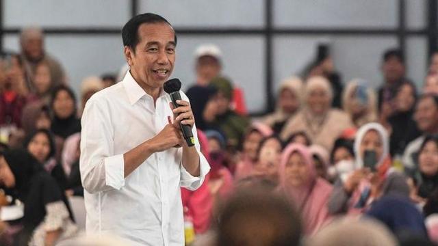 Presiden Joko Widodo menyapa penerima bantuan beras di Tangerang Selatan, Banten, Senin (19/2/2024). 