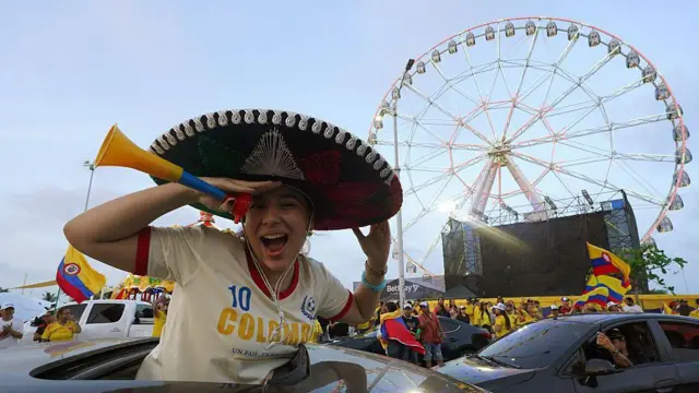 Apoiadora do candidato presidencial colombiano do movimento Defensores da Pátria, Abelardo de la Espriella, comemora após os resultados preliminares do segundo turno das eleições presidenciais no monumento Ventana al Mundo, em Barranquilla, Colômbia.