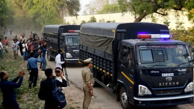 कडेकोट सुरक्षा व्यवस्थेत अतीक अहमद यांना नैनी तुरूंगात आणण्यात आलं. 